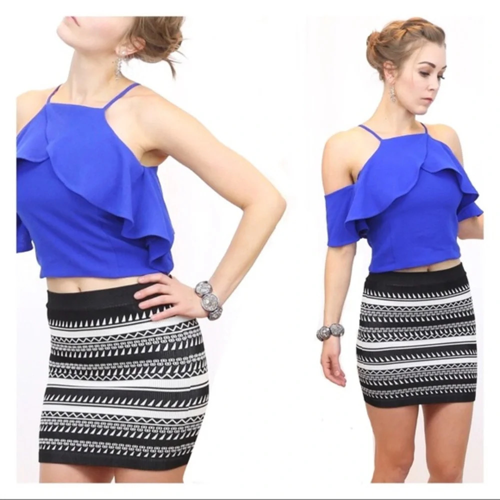 Off the shoulder wear two way crop top